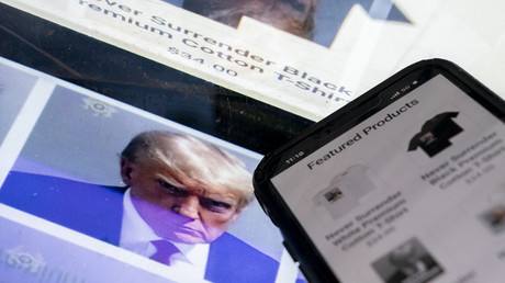 L'équipe de campagne de Donald Trump lève 7 millions de dollars après sa photo d'identité judiciaire