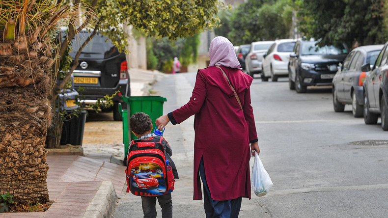 Algérie : les autorités favorisent la langue anglaise et restreignent l'enseignement du français