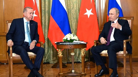 Poutine a accueilli le président turc Erdogan à Sotchi