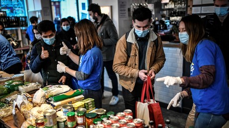 Distribution de nourriture à des étudiants dans le besoin, par des volontaires de l’association Linkee, à Paris, le 9 mars 2021 (photo d’illustration).