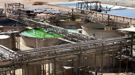Vue générale des installations de l'usine de traitement des minéraux de Somaïr, à proximité de la mine d'uranium à ciel ouvert d'Arlit dans le désert de l'Aïr, en février 2005 (photo d’illustration).