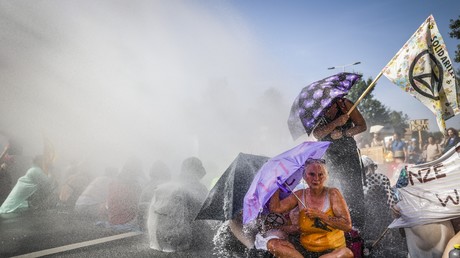 Entre 10 et 25 000 personnes bloquent avec Extinction Rebellion une autoroute à La Haye