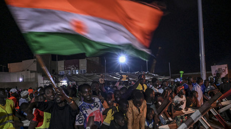 Manifestation devant la base aérienne française à Niamey, le 9 septembre.