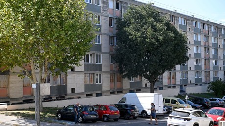 Cette photographie prise le 11 septembre 2023 montre l'immeuble du 10e arrondissement de Marseille où une femme a été abattue dans son appartement par des coups de feu tirés depuis la rue.