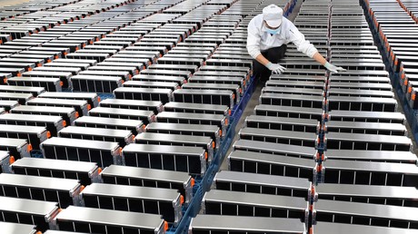 Un ouvrier avec des batteries de voiture dans une usine de Xinwangda Electric Vehicle Battery Co. Ltd, qui fabrique notamment des batteries au lithium pour voitures électriques, à Nanjing, dans la province chinoise du Jiangsu, le 12 mars 2021 (photo d'illustration).