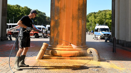 Eco-activisme : à Berlin, la porte de Brandebourg aspergée de peinture