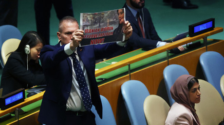 Gilad Erdan déployant une affiche pendant le discours du président iranien à l'ONU le 19 septembre 2023.