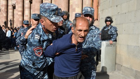 Manifestant arrêté par la police arménienne le 20 septembre dans le centre-ville d'Erevan (image d'illustration).