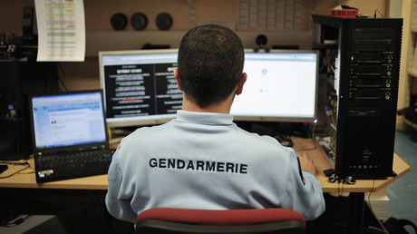 Un gendarme de la brigade de répression de la cybercriminalité travaille, le 21 février 2011 dans les locaux de la gendarmerie de Dijon (photo d'illustration).