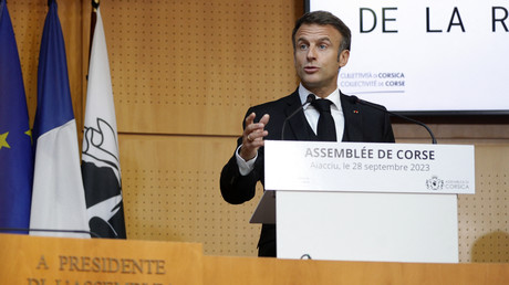 Le président français Emmanuel Macron s'adresse à l'Assemblée corse, dans le sud de la France, le 28 septembre 2023 à Ajaccio.
