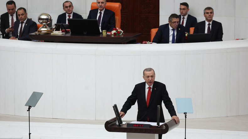 «La Turquie n'attend plus rien de l'UE», fustige Erdogan devant le Parlement