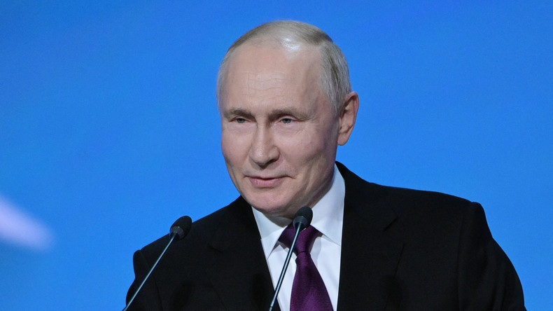 Vladimir Poutine participe à la session plénière «Conversation entre égaux»