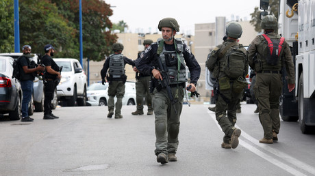 Forces de sécurité à Sderot, dans le sud d'Israël, où au moins quarante civils ont été tués lors d'une incursion du Hamas selon l'AFP.