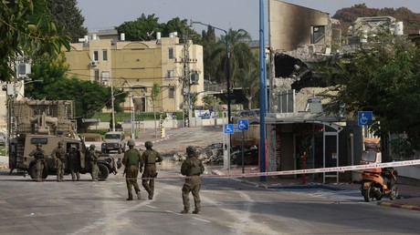 Militaires israéliens à proximité du commissariat de Sdérot, où un groupe du Hamas s'était retranché avant d'être neutralisé pendant la nuit (image d'illustration).