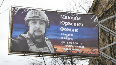Un panneau d'affichage placé à la mémoire du blogueur, correspondant militaire, écrivain, et milicien du Donbass Vladlen Tatarski, à Donetsk, le 4 avril 2023 (photo d’illustration).