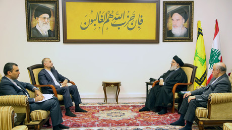 Le chef de la diplomatie iranienne avec le leader du Hezbollah Hassan Nasrallah à Beyrouth le 12 octobre 2023.