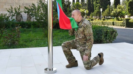Haut-Karabagh : Aliev lève le drapeau de l'Azerbaïdjan à Khankendi lors d'une visite surprise