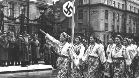 Femmes ukrainiennes en costume traditionnel défilant à Ivano-Frankivsk en octobre 1941.