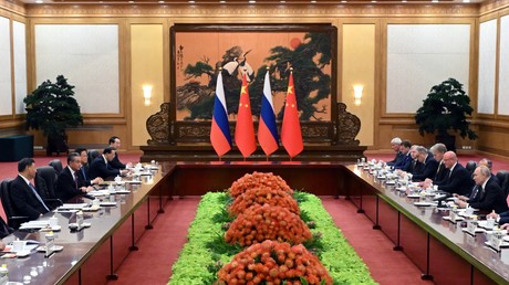 Les présidents russe et chinois lors des pourparlers à Pékin le 18 octobre.