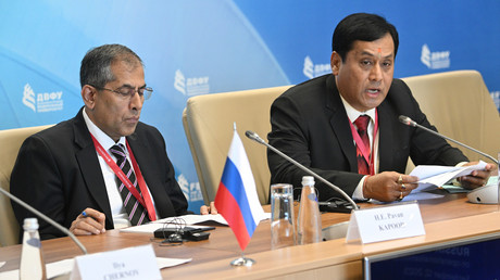 Pavan Kapoor, ambassadeur indien en Russie et Sarbananda Sonowal, ministre indien des Ports, de la Navigation et des Voies navigables, lors du Forum économique oriental à Vladivostok, le 12 septembre 2023 (photo d’illustration).