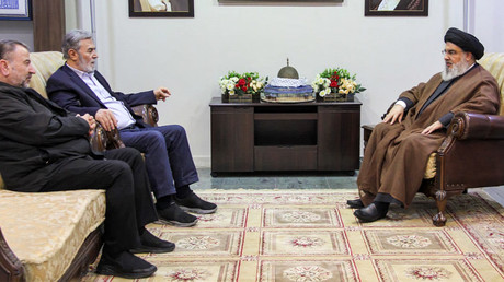 Rencontre entre Hassan Nasrallah, Ziad al-Nakhala et Saleh al-Arouri.