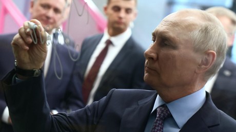 Vladimir Poutine tient une réunion sur l'industrie aérospatiale à Koroliov