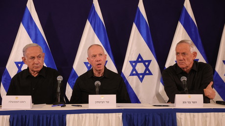 Le premier ministre israélien Benjamin Netanyahu avec le ministre de la défense Yoav Gallant et le ministre Benny Gantz hold lors d'une conférence de presse le 28 octobre à Tel-Aviv.