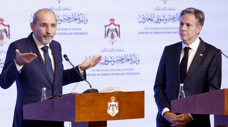 Le ministre jordanien des Affaires étrangères Ayman Safadi et le secrétaire d'Etat américain Antony Blinken, le 4 novembre 2023 à Amman.