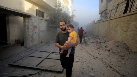 Rescapés d'un bombardement dans les environs du camp de réfugiés d'Al-Maghazi, Gaza, 6 novembre 2023 (image d'illustration).