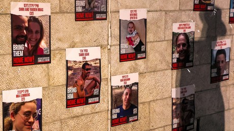 Affiches en mémoire des otages israéliens dans le vieux quartier de Jérusalem (image d'illustration).