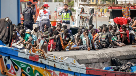 Des migrants à quai, après avoir débarqué d'un «cayuco», une embarcation en bois, suite à une opération de sauvetage le 4 juillet 2023 dans le port de Los Cristianos, dans la municipalité d'Arona, au sud de Tenerife, sur l'île espagnole des Canaries (photo d’illustration).