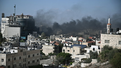 Une photo prise depuis la ville de Jénine, en Cisjordanie occupée, le 9 novembre 2023, montre de la fumée noire s'élevant du camp de réfugiés palestiniens de Jénine lors d'affrontements avec l'armée israélienne.