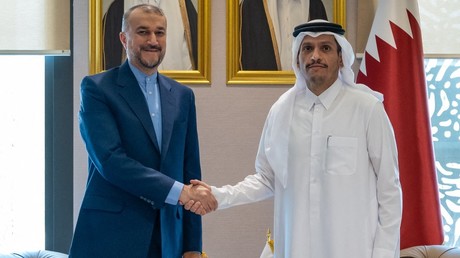 Le Premier ministre et ministre des Affaires étrangères qatari Mohammed ben Abdulrahman Al-Thani et le ministre iranien des Affaires étrangères Hossein Amir-Abdollahian, le 31 octobre 2023 à Doha (image d'illustration).