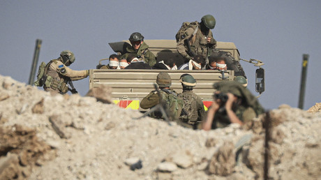 Militaires israéliens détenant des prisonniers dans un fourgon (image d'illustration).