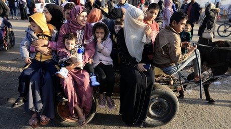 Des Palestiniens rentrant chez eux aux premières heures de la trêve dans la bande de Gaza (image d'illustration).