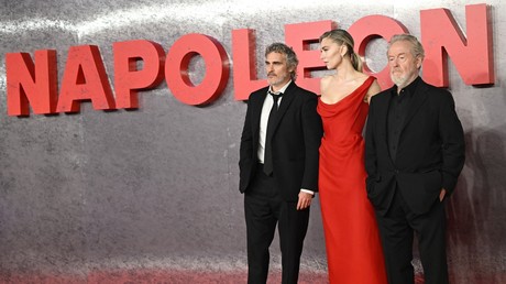 Les acteurs Joaquin Phoenix et Vanessa Kirby, et le réalisateur Ridley Scott.