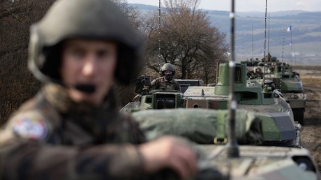 Un char Leclerc du 1er Régiment de Chasseurs de Thierville-sur-Meuse sur le terrain d'entraînement de Cincu le 8 décembre 2022 en Roumanie, où la France est «nation cadre» de la mission de l'OTAN Aigle.