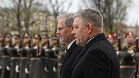 Le premier ministre slovaque Robert Fico et son homologue tchèque Petr Fiala, à Prague le 24 novembre.