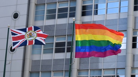 Le drapeau LGBT flottant devant le bâtiment de l'ambassade britannique de Moscou en juin 2020.