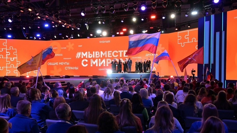 Vladimir Poutine participe à la remise des prix du concours « Volontaire de l'année 2023 »