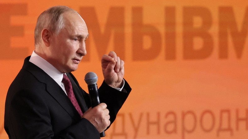Vladimir Poutine participe à la réunion du Conseil de surveillance du mouvement national des enfants et des jeunes