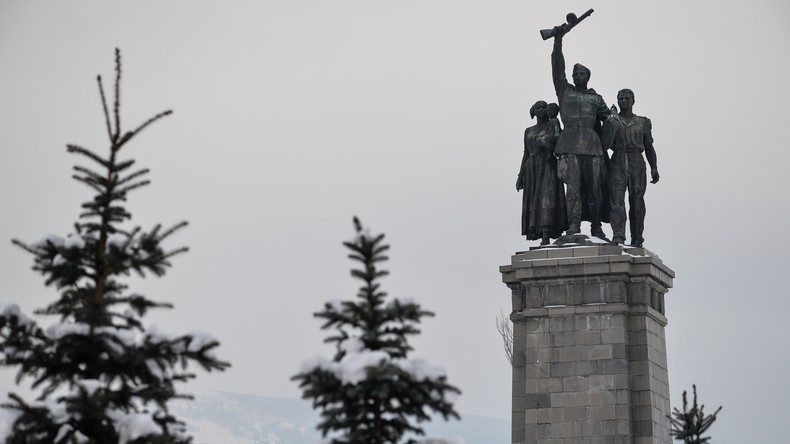 Bulgarie : rassemblement de plusieurs centaines de personnes contre le démontage d'une statue dédiée à l'Armée rouge