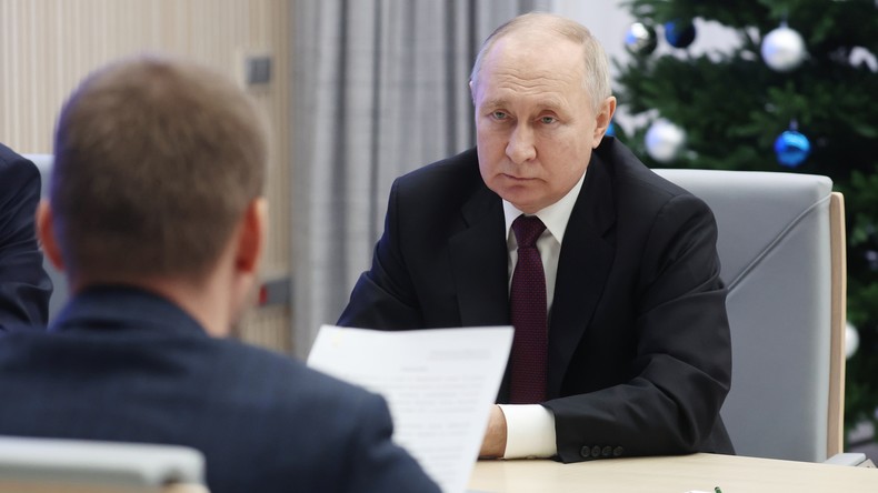 Russie : Poutine remet son dossier de candidature à la Commission électorale