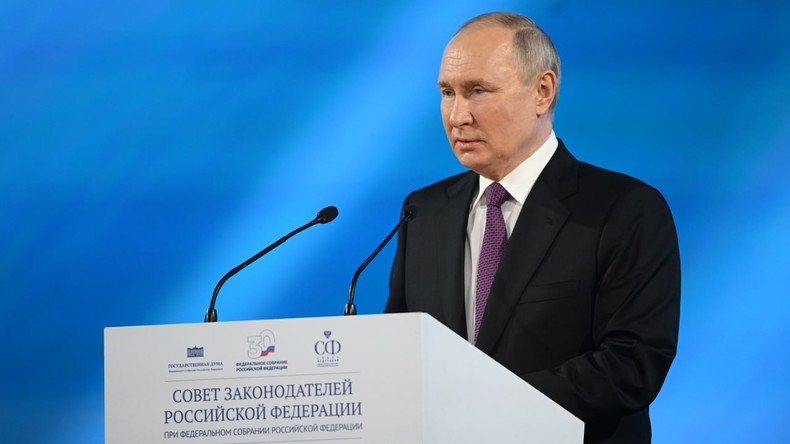 Russie : Vladimir Poutine salue le professionnalisme des législateurs