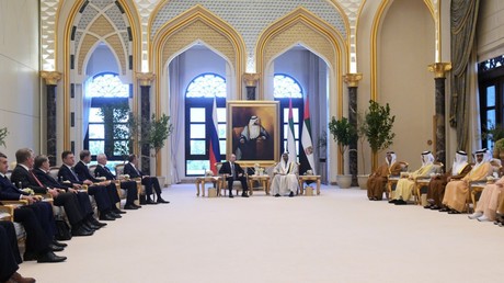 Reçu à Abou Dhabi avec les honneurs, Poutine salue «le principal partenaire commercial de la Russie dans le monde arabe»