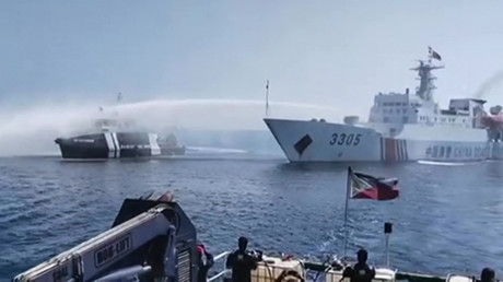 Un navire des garde-côtes chinois utilise un canon à eau contre des bateaux philippins.