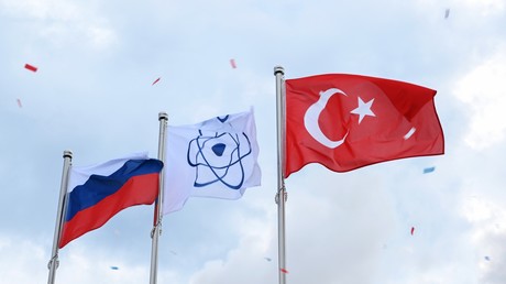 Les drapeaux de la Russie, de l'AIEA et de la Turquie flottent au dessus du chantier de la centrale de la ville de Gülnar en Turquie. Le 27 avril avait lieu une cérémonie à l'occasion de la livraison de combustible atomique de fabrication russe au bloc n°1 de la station d'Akkuyu.