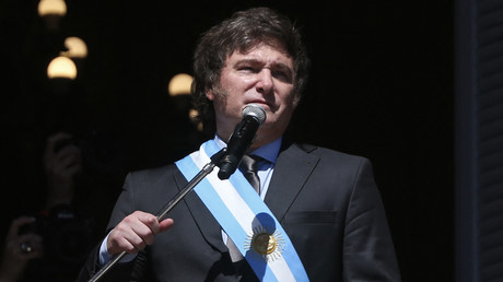 Javier Milei s’adresse à la foule depuis un balcon du palais du gouvernement Casa Rosada lors de son investiture à Buenos Aires, le 10 décembre 2023 (photo d’illustration).
