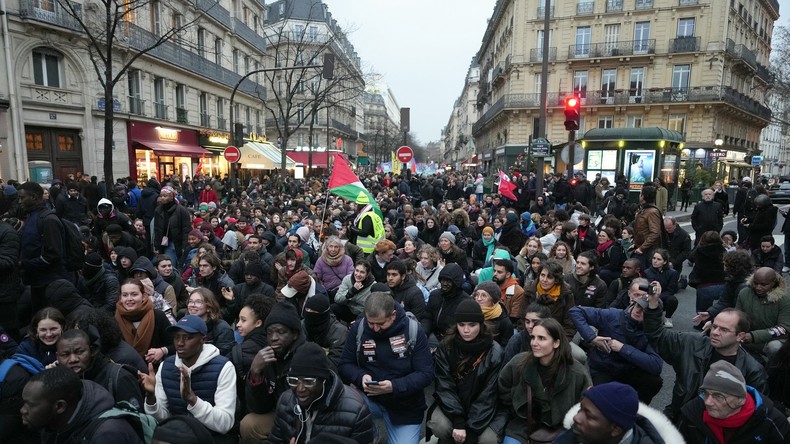 France : 200 personnalités appellent à manifester le 21 janvier contre la loi immigration