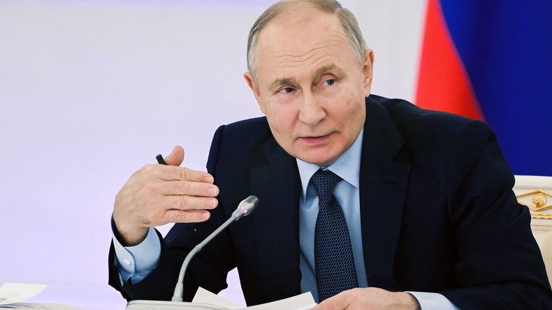Réunion de travail de Poutine avec le directeur général des Chemins de fer russes